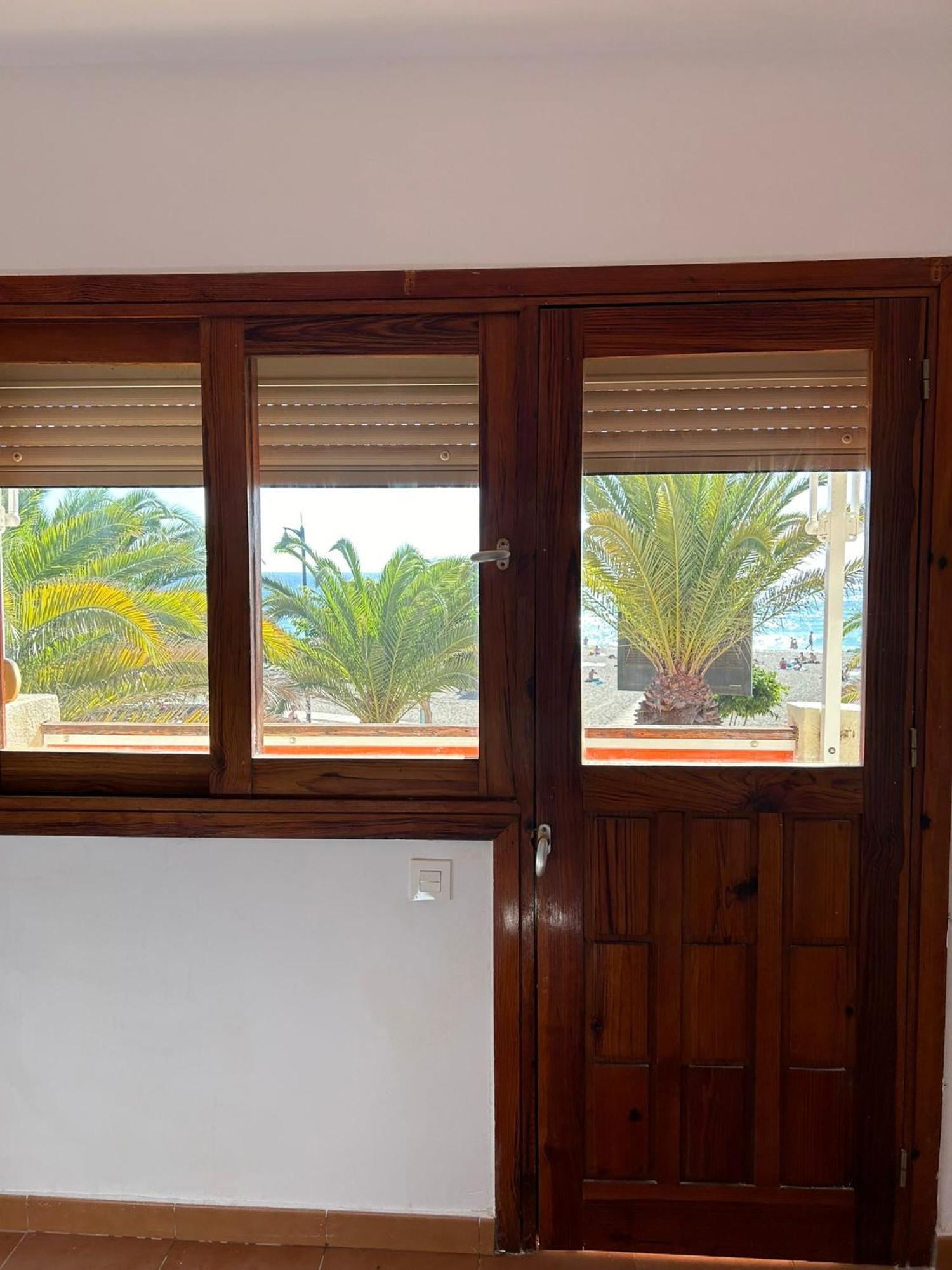 Prime Beachfront Location, Free Parking, Steps To The Sand Лос-Крістіанос Екстер'єр фото